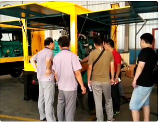 羅德技術團隊與工廠工作人員討論產品 羅德技術團隊與工廠工作人員討論產品