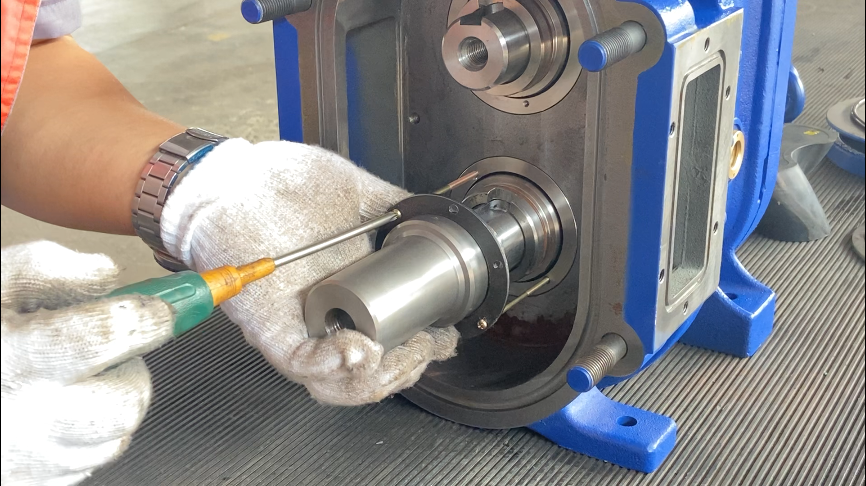 使用專用工具取出機封 使用專用工具取出機封