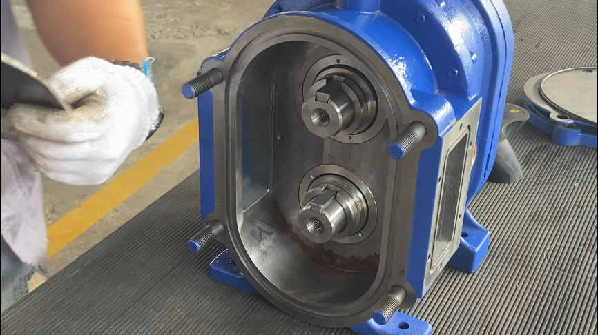 插入轉子固定鍵,保持倆鍵垂直向上方便安裝轉子 插入轉子固定鍵,保持倆鍵垂直向上方便安裝轉子