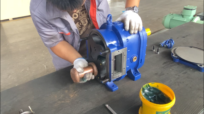 用銅棒將兩個轉(zhuǎn)子同步錘進去