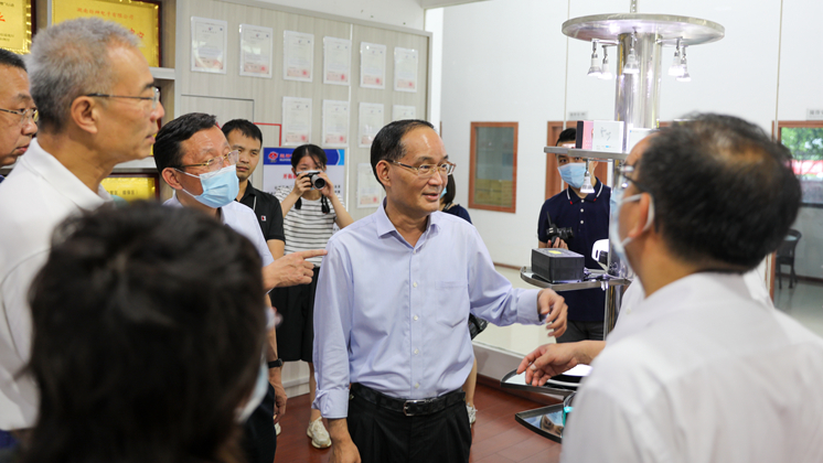 廣東省政協(xié)黨組成員、副主席袁寶成率調(diào)研組到炬神電子調(diào)研